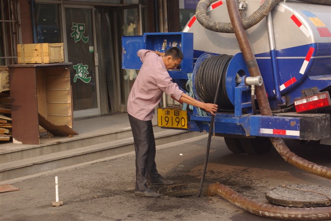 天津臨港疏通下水道、臨港工業(yè)區(qū)管道疏通、專業(yè)高壓清洗管道