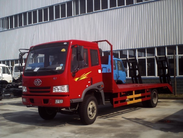 泰安-青島哪里有賣平板運輸車的？工程機械運輸車廠家直銷 價格便宜