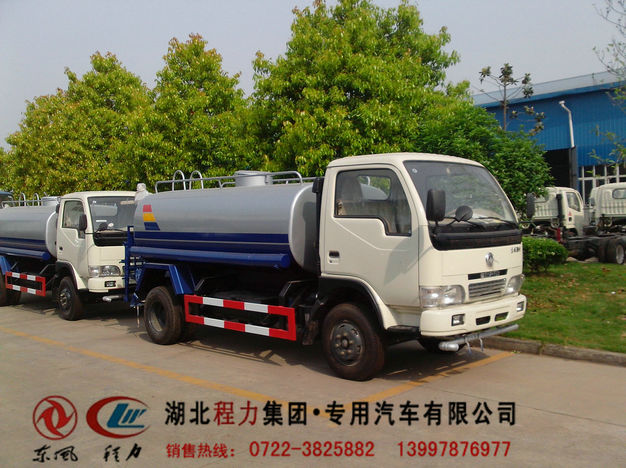 萍鄉(xiāng)抗旱灑水車 萍鄉(xiāng)抗旱運(yùn)水車 5噸抗旱灑水車 加油車 東風(fēng)灑水車