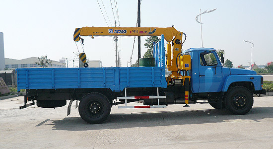 東風(fēng)尖頭汽油機(jī)隨車吊隨車起重運(yùn)輸車