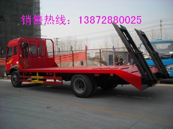 小型挖機(jī)運(yùn)輸車(chē)生產(chǎn)廠家聯(lián)系方式 解放單橋挖機(jī)運(yùn)輸車(chē)配置參數(shù)