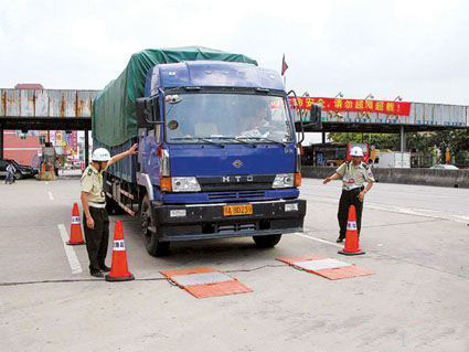 供應(yīng)蘇州帶搬運(yùn)車移動(dòng)式小地磅，無錫帶搬運(yùn)車移動(dòng)式小地磅