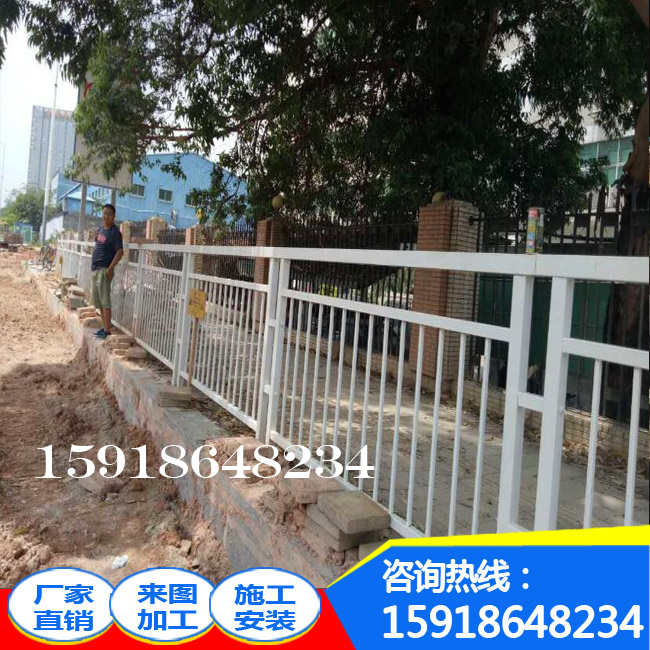 深圳市政道路防護(hù)欄 分流用中央隔離柵欄 寶安鋅鋼甲型防護(hù)圍欄