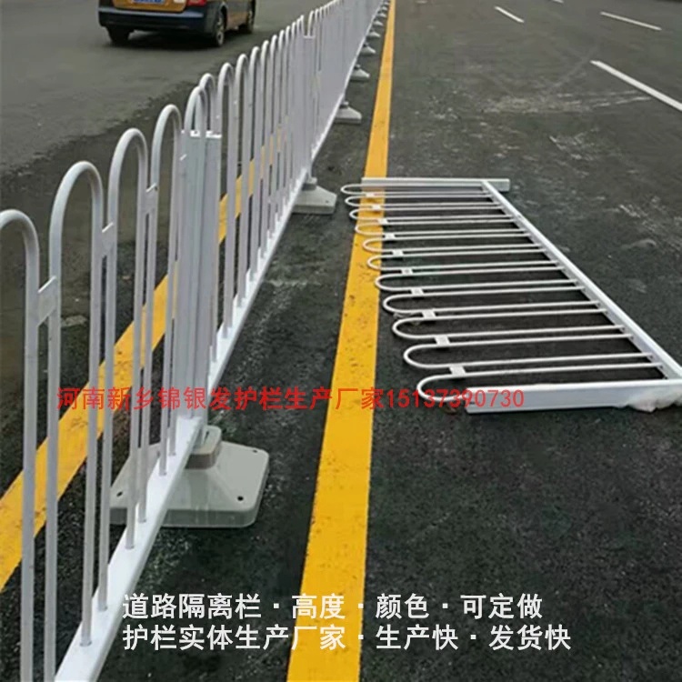 河南廠家直銷(xiāo)京式道路護(hù)欄 鋅鋼護(hù)欄公路護(hù)欄道路護(hù)欄M型N型U型馬路欄桿