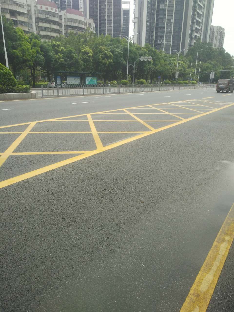 深圳道路劃線/專業(yè)道路畫線/深圳車道標(biāo)線