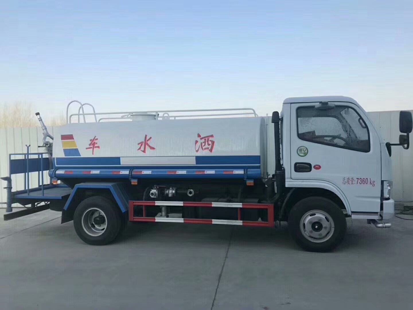 鶴崗市小型3噸灑水車(chē)廠家在哪