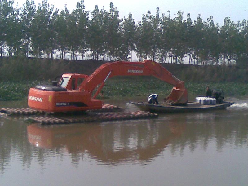 新疆奎屯三一215-9水路挖掘機(jī)租賃沼澤地治理