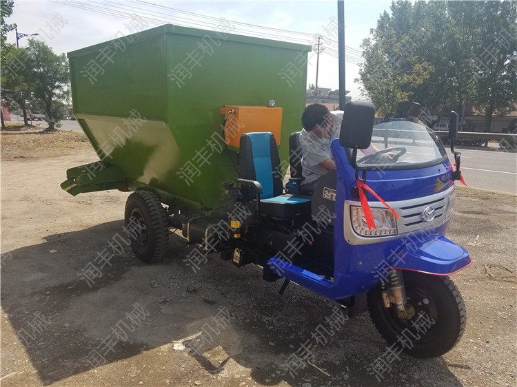 柴油撒料機 養(yǎng)殖撒料車