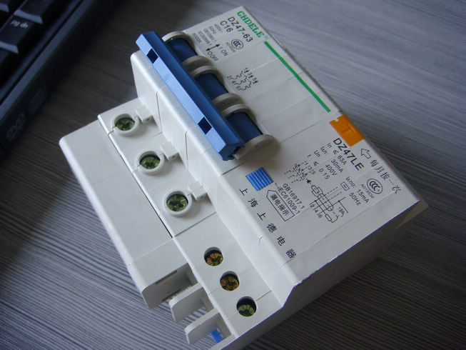 上德誠(chéng)招代理Dz47LE-3P+N斷路器40a