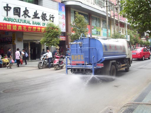 內(nèi)蒙古那里有灑水車  10噸隨車吊多功能灑水價(jià)格 噴水車廠家