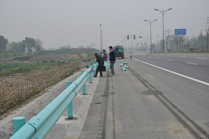 山東高速公路護欄板生產(chǎn)廠家