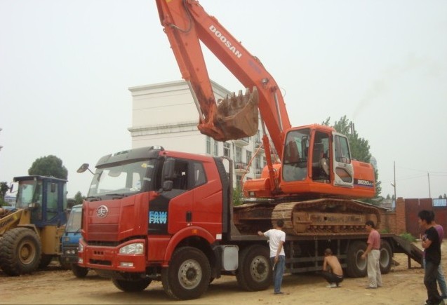 廠家直銷解放前四后八挖機(jī)運(yùn)輸車，解放前四后八挖機(jī)運(yùn)輸車圖片、價(jià)格