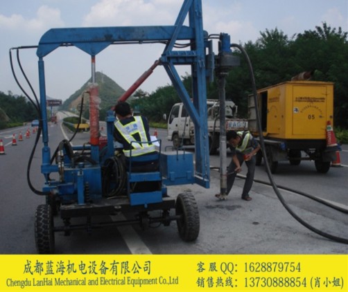 公路波形護欄打樁機/護欄液壓打樁機/公路防撞護欄鉆孔機/高速公路打