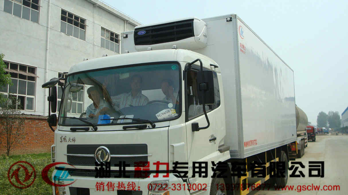 宜賓冷藏車冷藏車報價 灑水車灑水車價格 平板運輸車拉挖機的平板車