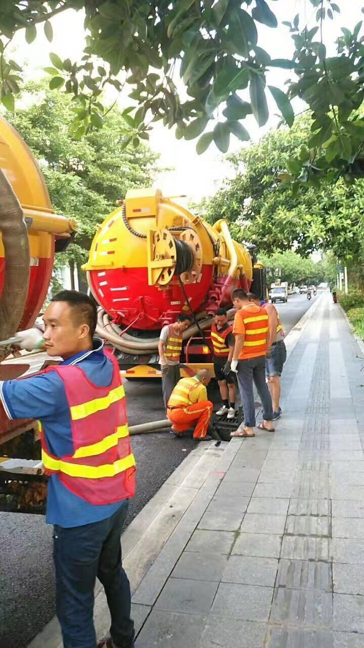 新聞：天津?qū)氎鎱^(qū)抽淤泥，大型吸污車抽糞