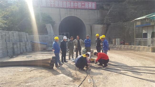 保定張家口鋼筋混凝土劈石機(jī)靜態(tài)礦山解體巖石劈裂機(jī)