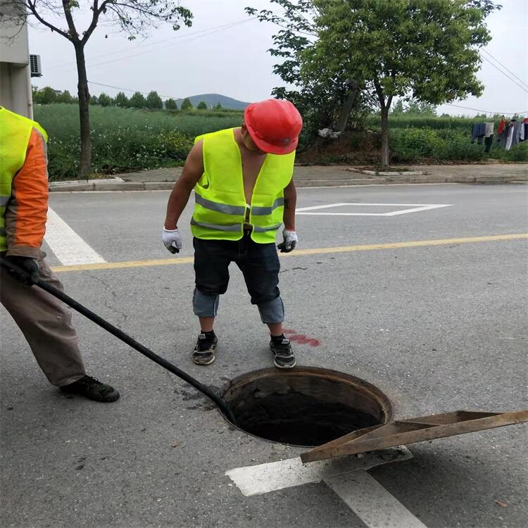 南京鼓樓區(qū)管道疏通公司電話，疏通雨污排水管道，高壓清洗