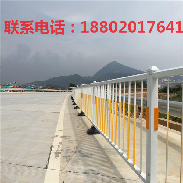 佛山道路中央欄桿定做 深圳公路隔離欄 廣州人行道護(hù)欄價(jià)格