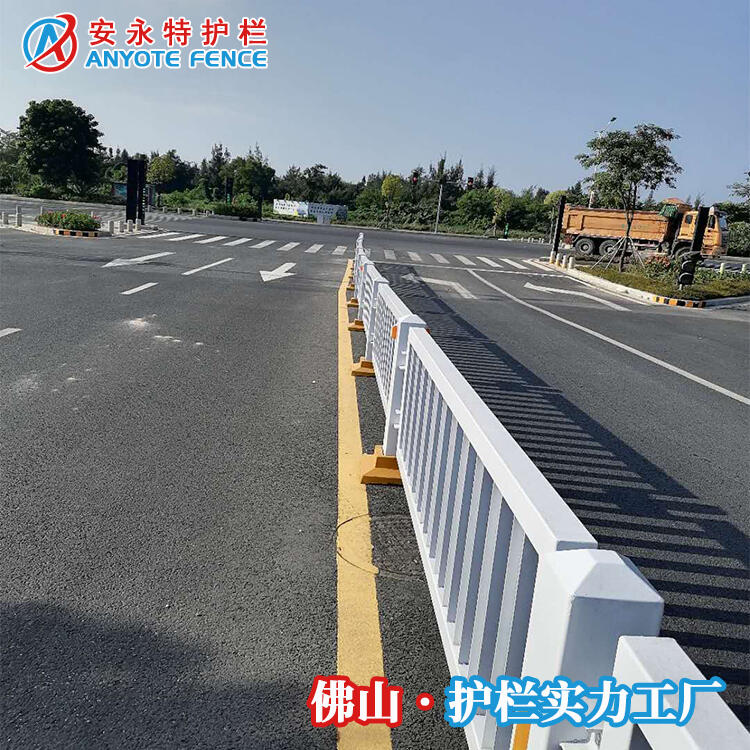 順德馬路黑色分隔欄車行道欄桿機(jī)非鋅鋼護(hù)欄定做價(jià)格實(shí)惠