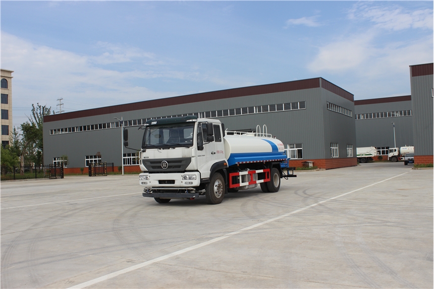 江蘇重汽斯太爾10噸灑水車，建造美麗五彩田園。