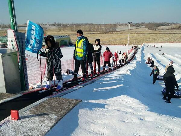 南昌代步景區(qū)魔毯雙驅(qū)動裝置 毯帶帶融雪裝置雪地魔毯