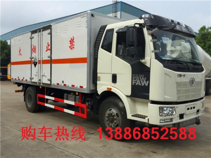 四川涼山最新款危險(xiǎn)品運(yùn)輸車(chē)圖片