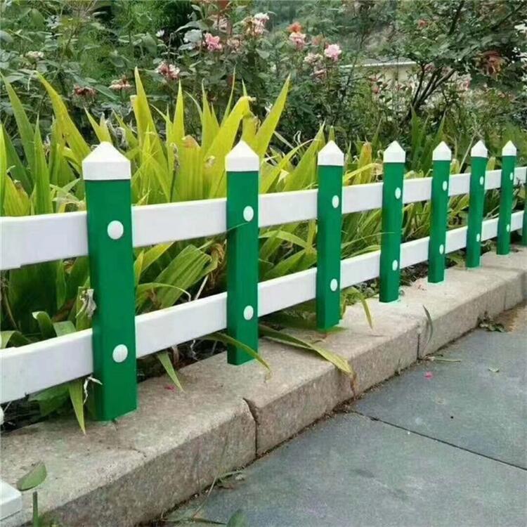 公園里鍍鋅管草坪圍欄  財(cái)潤(rùn)支持定制  藍(lán)白色道路草坪護(hù)欄