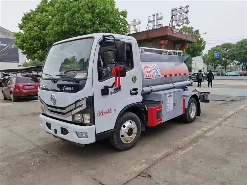 國(guó)六油罐車(chē) 藍(lán)牌油罐車(chē)2噸加油車(chē)現(xiàn)貨價(jià)格