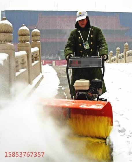 用浩鴻手扶式掃雪機清除積雪快人一步