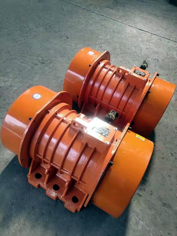 HL140-6側(cè)板振動(dòng)電機(jī)9.5KW振動(dòng)馬達(dá)專注研發(fā)生產(chǎn)售后一條龍