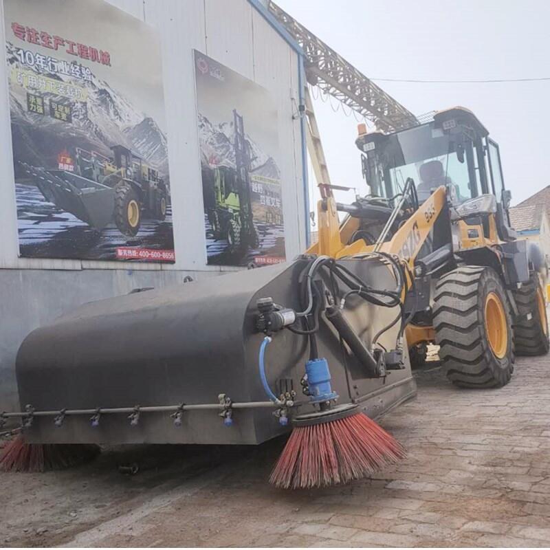 鏟車安裝掃路機(jī)代替人工作業(yè) 全封閉式清掃器