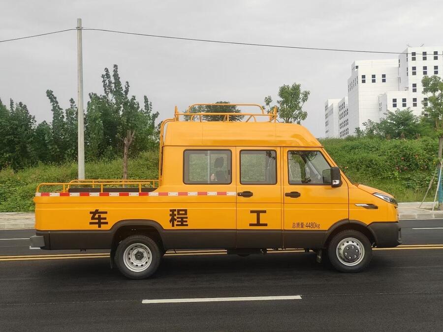 依維柯?lián)屝捃?電網(wǎng)搶修車 9-13人座