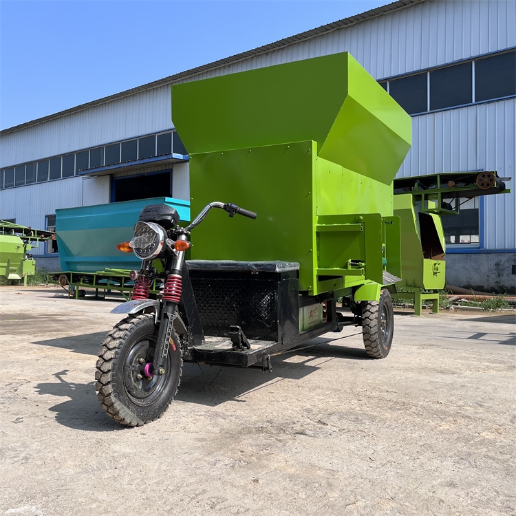 青儲牧草投料車 72v電動撒料車 地坪式料槽投料車