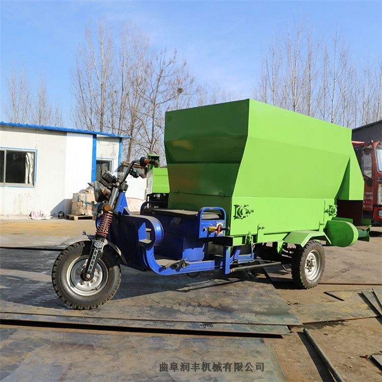 肥西縣牛棚投料車 牛羊飼草料拋料車 潤豐中小型飼喂車