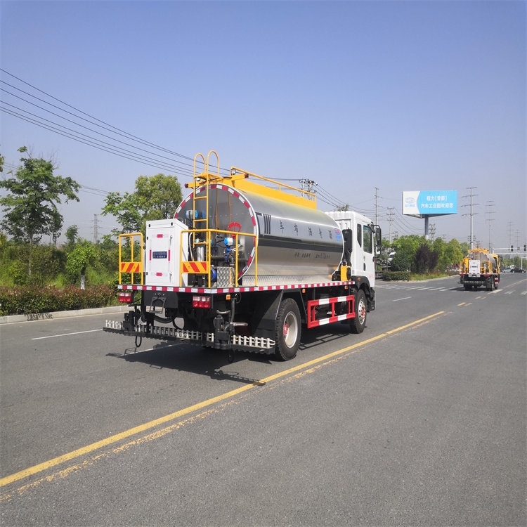 河北邯鄲市公路灑油車東風8噸乳化瀝青噴灑車價格