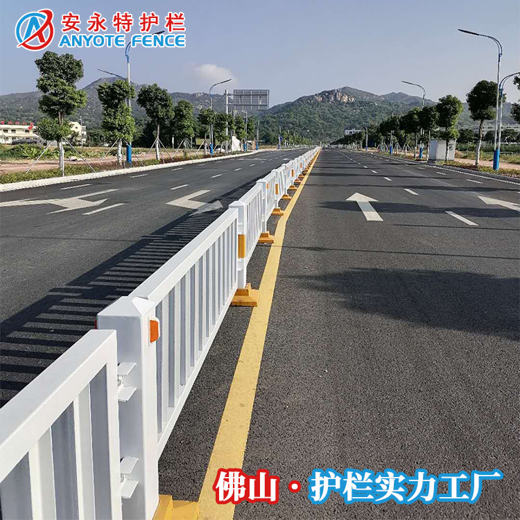 清遠(yuǎn)公路白色分隔欄 交通防跨鋅鋼護(hù)欄按圖定制