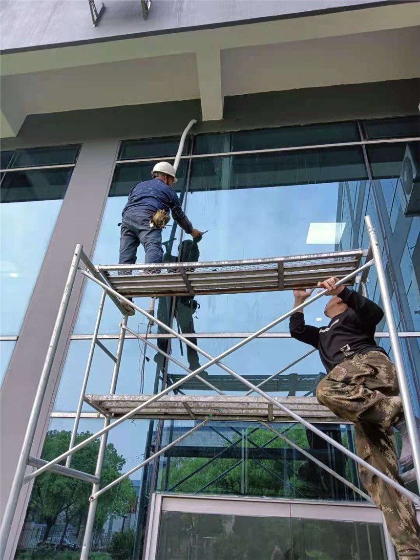 上海辦樓外墻清洗 蜘蛛人高空作業(yè) 高空清洗