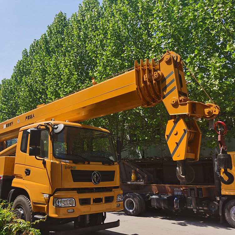 休寧縣現(xiàn)貨供應(yīng)汽車吊 8-25噸汽車底盤起重機 25噸東風(fēng)汽車吊 質(zhì)量保證