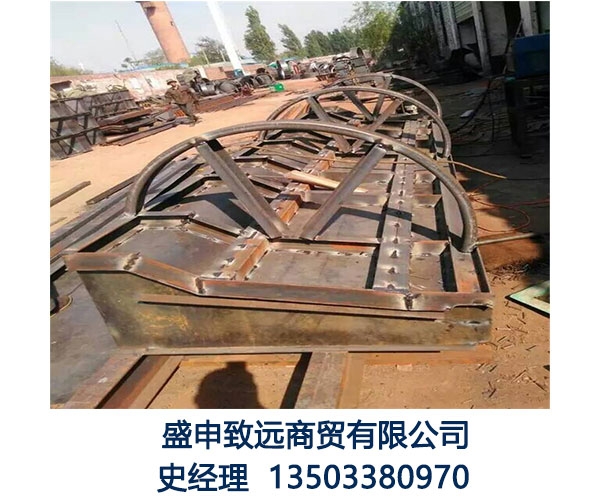 隔離墩鋼模具報(bào)價(jià)  常規(guī)隔離墩模具 道路水泥隔離墩鋼模具