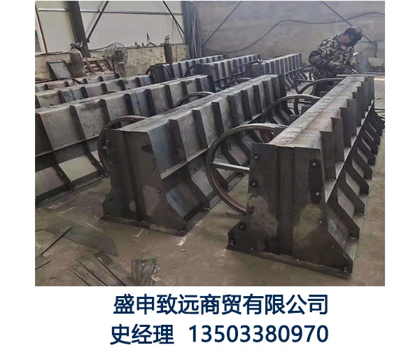 公路隔離帶水泥模具 常規(guī)隔離墩模具 移動式隔離帶模具廠家