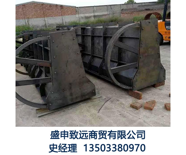 高速公路隔離帶模具 常規(guī)隔離墩模具 防撞隔離墩鋼模具