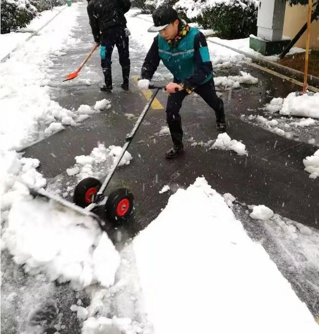 多功能輪式除雪鏟-操作簡(jiǎn)單人性化設(shè)計(jì)，物業(yè)輪式除雪鏟