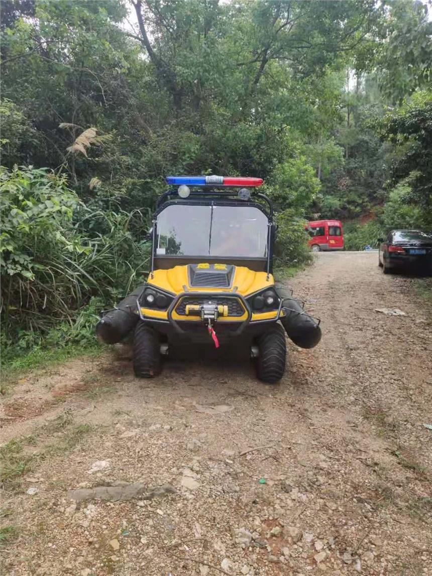 水陸兩棲全地形越野車(chē)-水中速度可達(dá)5公里每小時(shí)