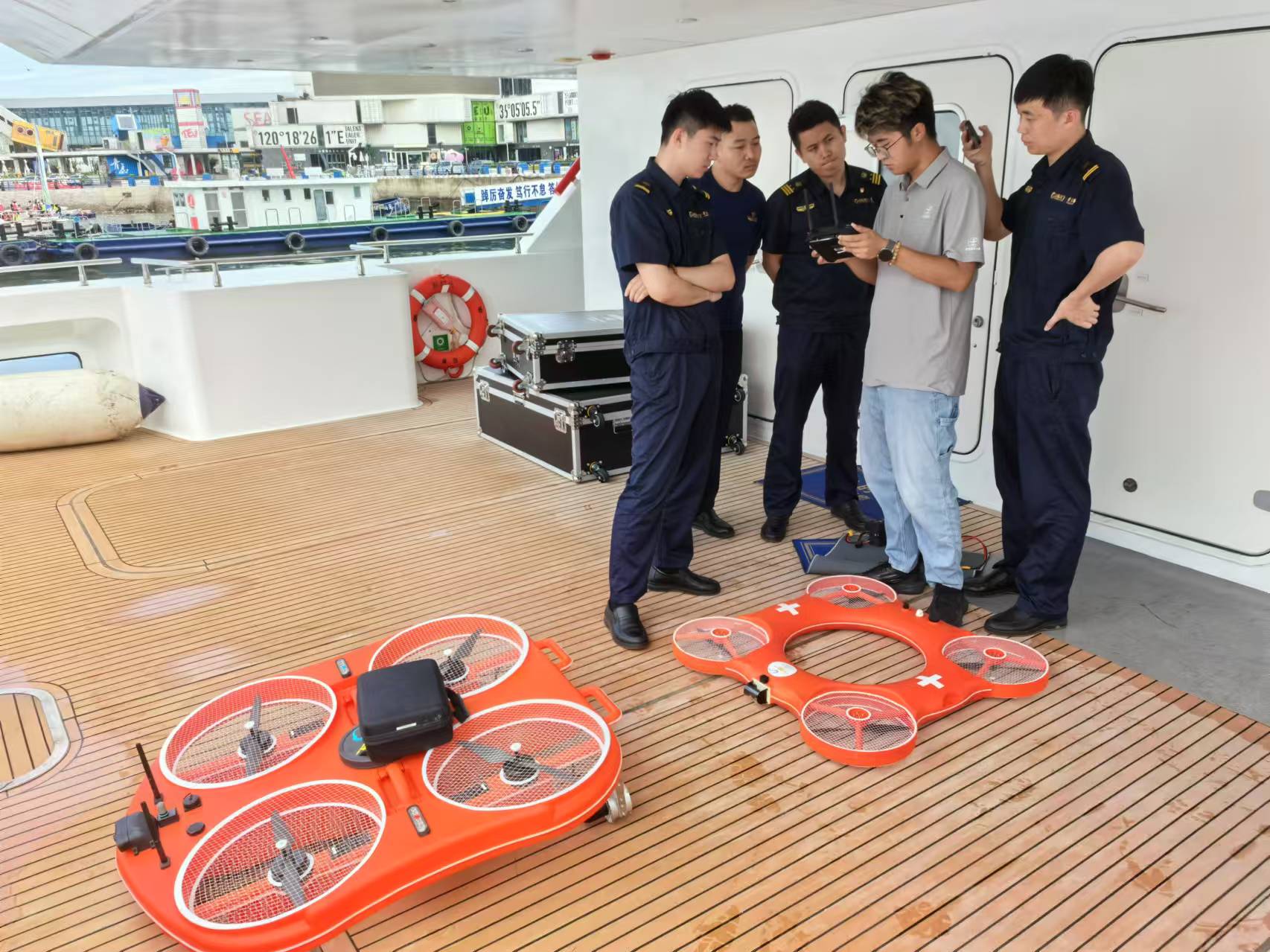 具備水空兩棲特性的霸王龍遙控智能救生艇