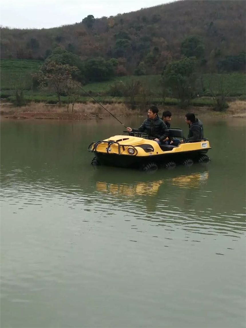 水陸兩棲車八路驅(qū)動 入水輪胎變船槳