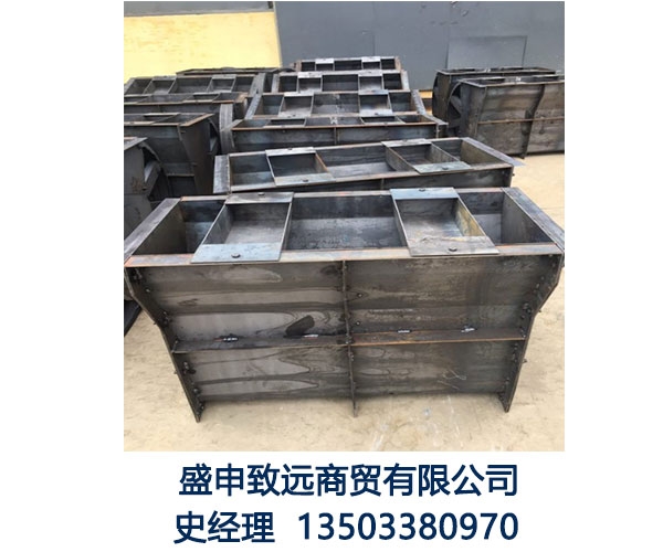 水泥隔離墩鋼模具移動式隔離帶模具價格預(yù)制隔離帶模具