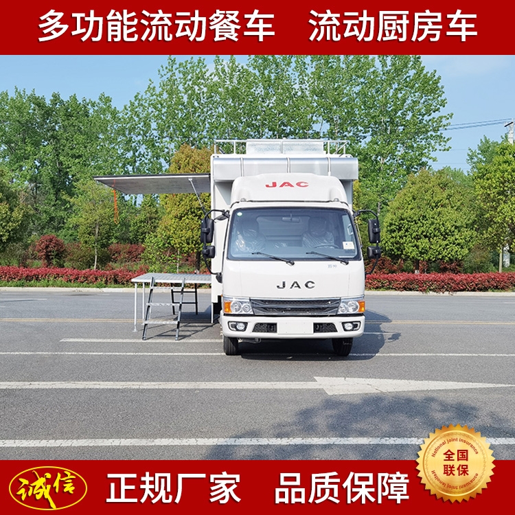 流動(dòng)的廚房車走在鄉(xiāng)村路上的流動(dòng)廚房車福建廈門流動(dòng)廚房