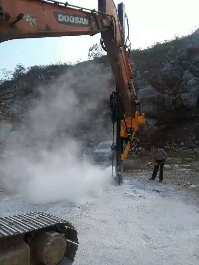 上饒南昌挖土機(jī)改裝鉆機(jī)鋼筋混凝土橋面剔除設(shè)備