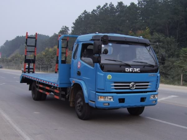 長春平板運(yùn)輸車廠家，吉林挖掘機(jī)運(yùn)輸車價(jià)格，四平挖機(jī)拖車配置