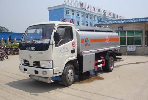 5噸加油車，東風(fēng)小型油罐車圖片，運(yùn)油車廠家直銷價(jià)格配置參數(shù)